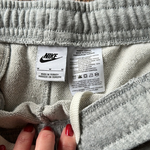 Men’s Nike Shorts - Picture 2 of 3